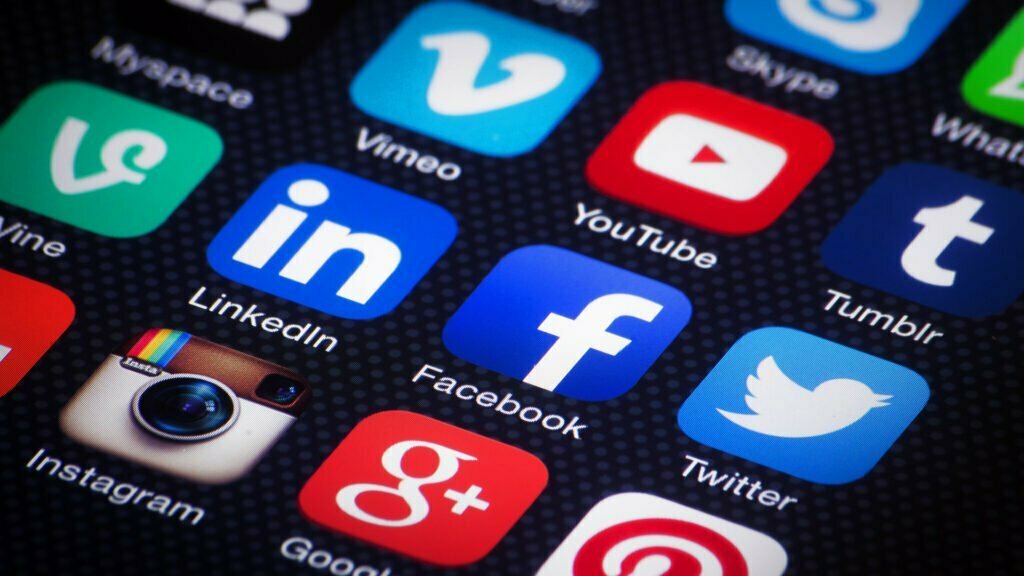 Sosyal Medya Nedir, Sosyal Medya Uzmanı Kimdir? AVMEK Web Tasarım